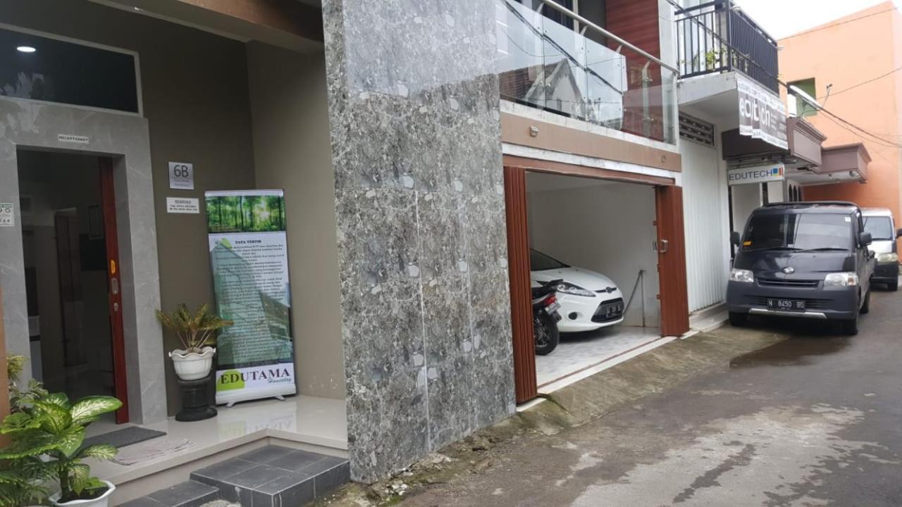 Edutama Homestay Syariah Kediri  Buitenkant foto